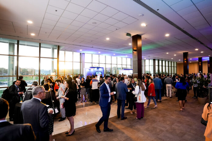 participantes do evento reunidos no salão principal