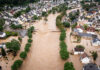 enchente em uma cidade e casas submersas