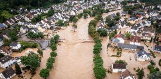 enchente em uma cidade e casas submersas