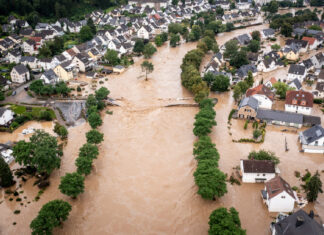 enchente em uma cidade e casas submersas