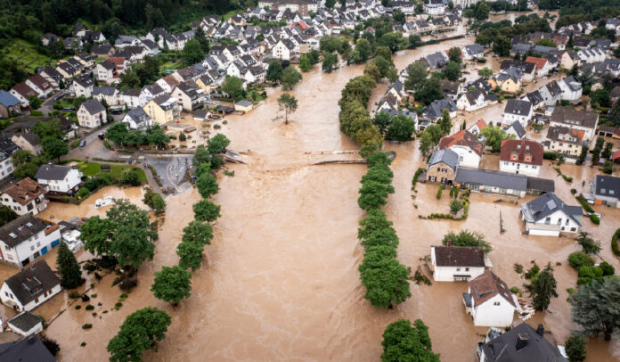 enchente em uma cidade e casas submersas